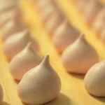 Suspiros caseiros brancos e coloridos: veja como fazer receita sem errar o ponto