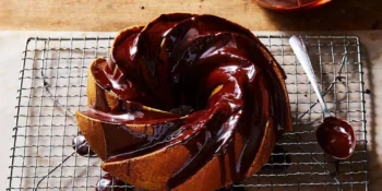 Bolo de cenoura com cobertura de chocolate