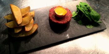 Steak tartare com rúcula e batatas canoa