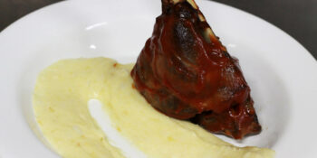 Jarret de cordeiro com aligot de aipim