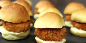 Mini burger de salmão com chantilly de wasabi