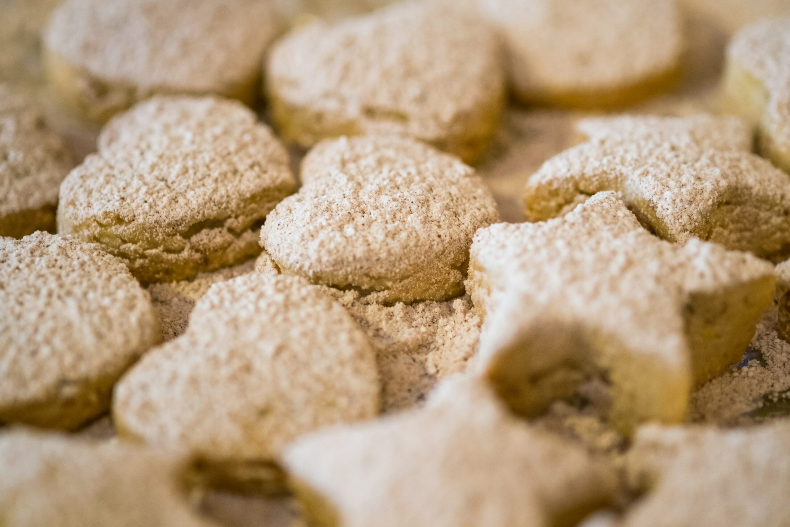 você pode acrescentar temperos diversos à farinha para fazer uma massa saborizada para temperar e decorar seus biscoitos com ervas frescas, pincele levemente uma gema de ovo misturada com uma colher (chá) de água e arranje as ervas frescas de forma harmoniosa antes de assar