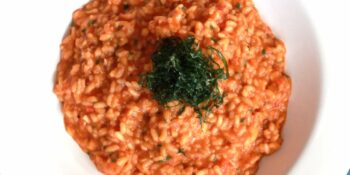 Risoto de camarão com crisp de couve