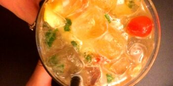 Caipi de tomatinho cereja, limão siciliano e manjericão