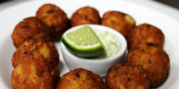 Bolinho de bacalhau de batata baroa com creme azedo