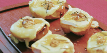 Bruschetta de queijo brie com nozes e mel