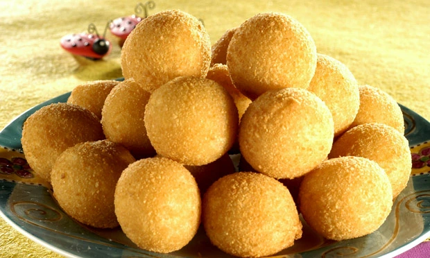 Bolinho de bacalhau de batata baroa com creme azedo