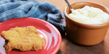 Filé mignon suíno à milanesa com purê aerado