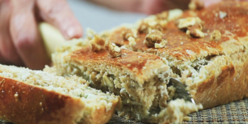 Bolo salgado de gorgonzola com nozes