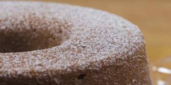 Bolo de banana com amendoim
