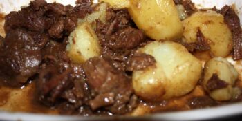 Carne na cerveja preta com batata