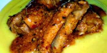 Costelinha defumada com jiló e polenta