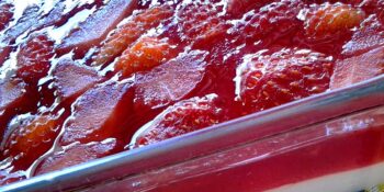 Morangos com gelatina
