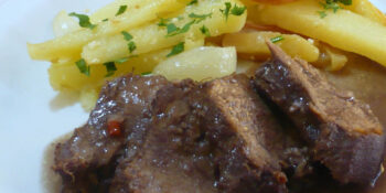 Língua ao vinho com legumes