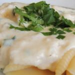 Macarrão com molho de queijo e bacon