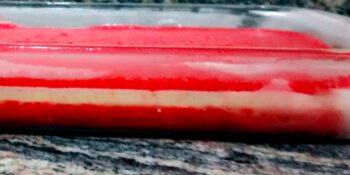 Paleta de morango na travessa