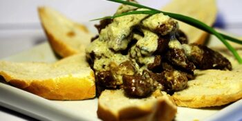 iscas de filé ao molho gorgonzola