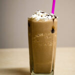 Milk shake de chocolate: receita fácil para ficar igual de sorveteria