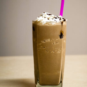 Milk shake de chocolate: receita fácil para ficar igual de sorveteria