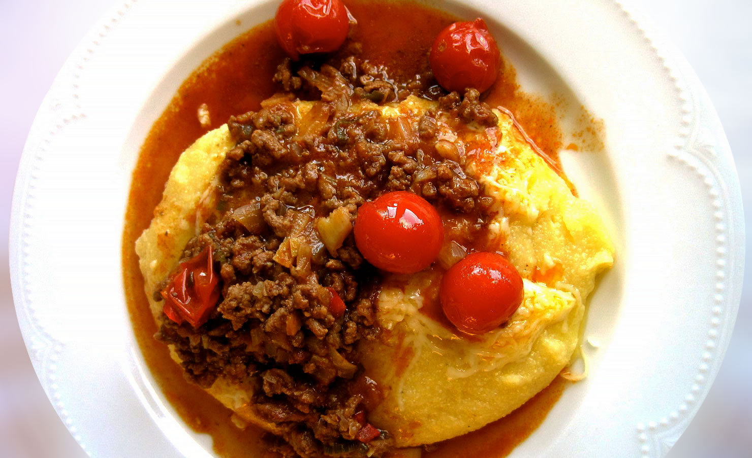 Polenta com molho de carne moída