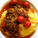 Polenta com molho de carne moída