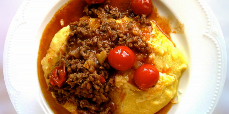 Polenta com molho de carne moída