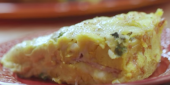Torta salgada de cenoura com peito de peru defumado