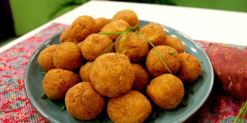 Bolinho de batata baroa e linguiça