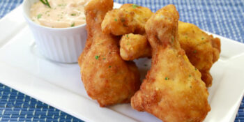 Coxinha de frango com molho rosé