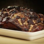 Paleta suína assada: receita que desmancha sem precisar cortar!