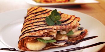Crepe de banana com calda de chocolate