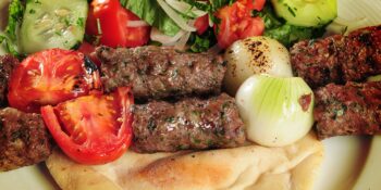 Kebab – espetinho de carne moída com cebola e tomate