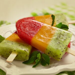 Receita de picolé de morango, manga e kiwi super refrescante