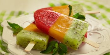 picolé de morango, manga e kiwi