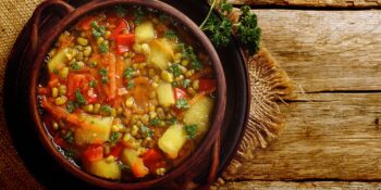 Sopa de legumes com feijão mungo