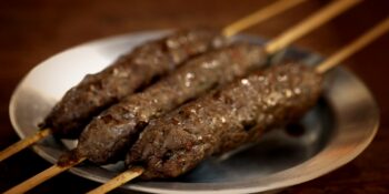Espeto de carne moída assado