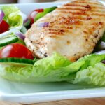 Receita de filé de frango grelhado com salada: tudo gostoso