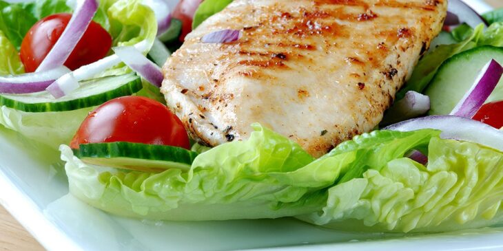 Receita de filé de frango grelhado com salada: tudo gostoso