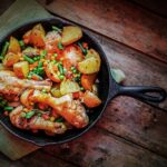 Frango com legumes com receita suculenta na panela de pressão