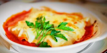 Lasanha de frango com molho branco e molho de tomate