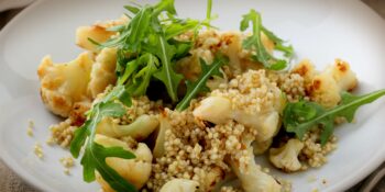 Salada de couve-flor, rúcula e quinoa