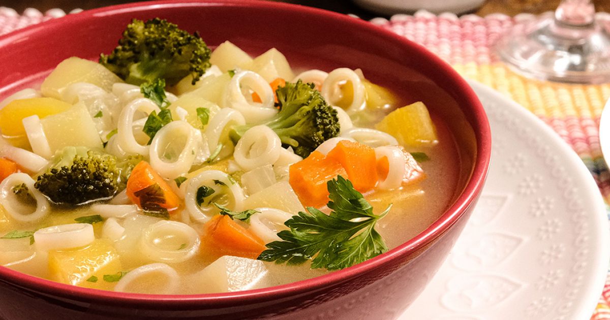 Sopa de legumes com macarrã