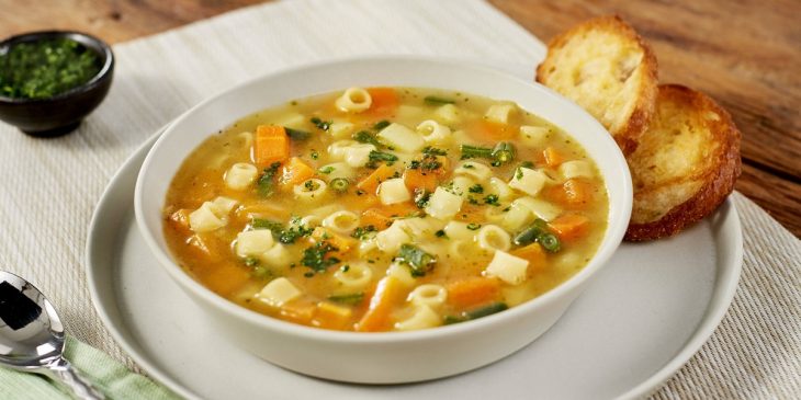 Sopa de legumes com macarrão