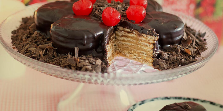 Receita de torta de biscoito Maria com creme de chocolate tudo gostoso