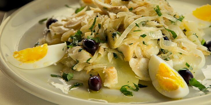 Bacalhau à gomes sá: como fazer receita típica sem errar