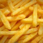 Receita de batata frita crocante fácil e sequinha [sem sujar a cozinha de óleo]