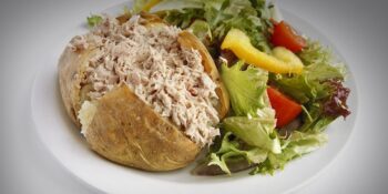 Batata assada com salada de frango