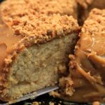 Essa receita de bolo com cobertura de paçoca é muito macia e intensa