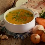 Caldo de galinha caseiro: veja como fazer essa receita saudável