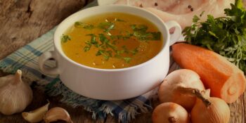 Caldo de galinha caseiro